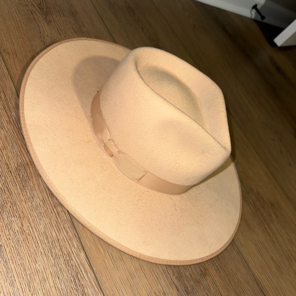 Lack of color wide brim hat